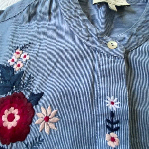 Lucky Brand Embroidered Floral Blue and White Pinstripe Button Down Shirt Size S - Picture 10 of 15